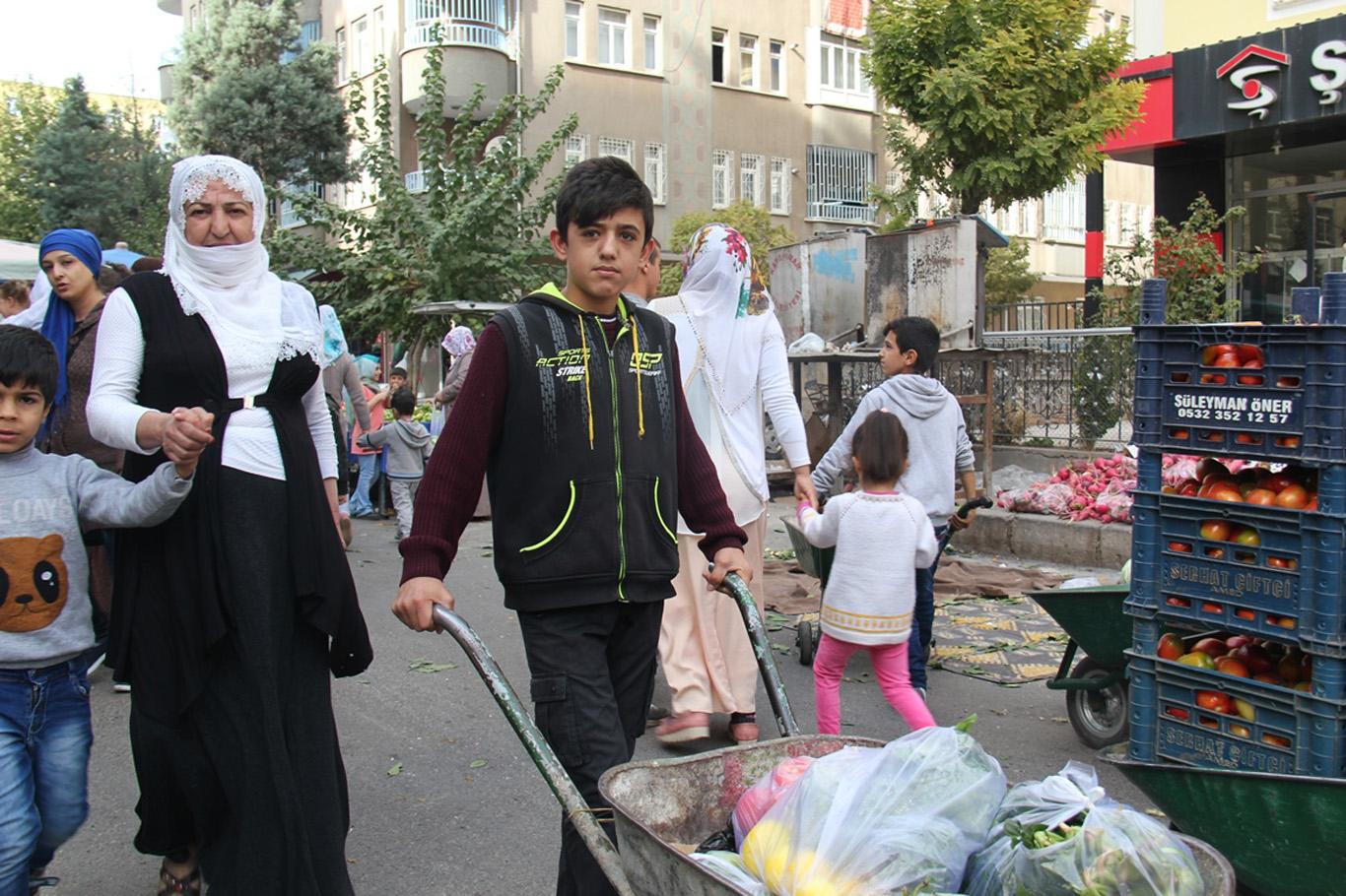 Pazarlarda eşya taşıyarak okul harçlıklarını çıkarıyorlar Pazarlarda eşya taşıyarak okul harçlıklarını çıkarıyorlar